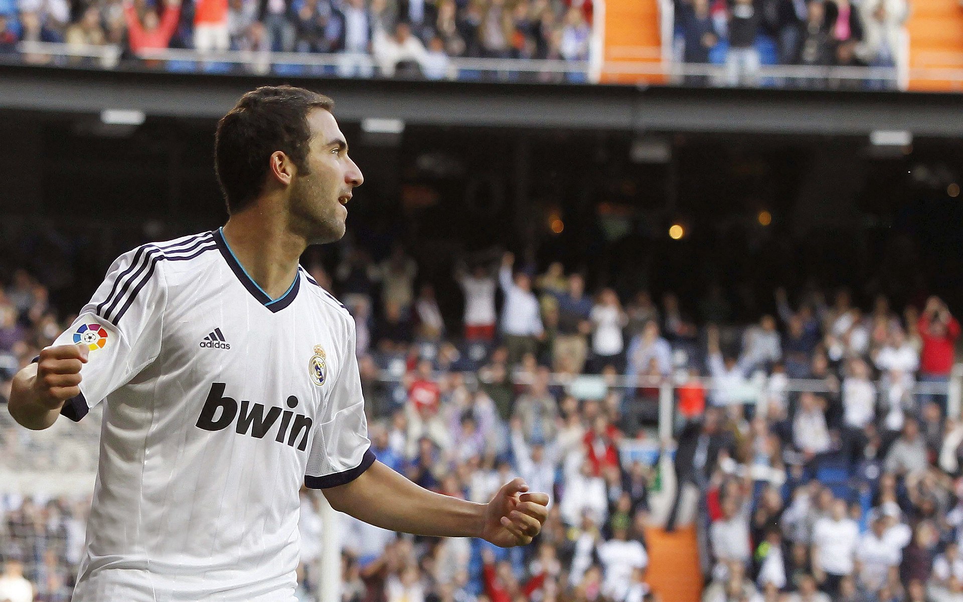 “高新体育中心健力赛：选手们挑战极限重量，赛场气氛紧张”